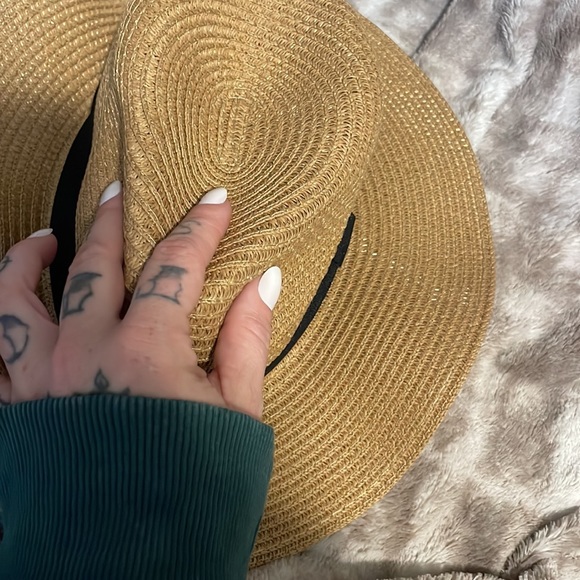 FALL / WINTER HAT - Picture 9 of 11